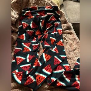 LuLaRoe OS leggings!
